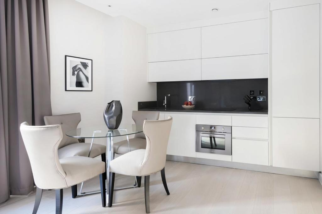 Buckingham Palace Residences By Aeria Apartments London Bagian luar foto