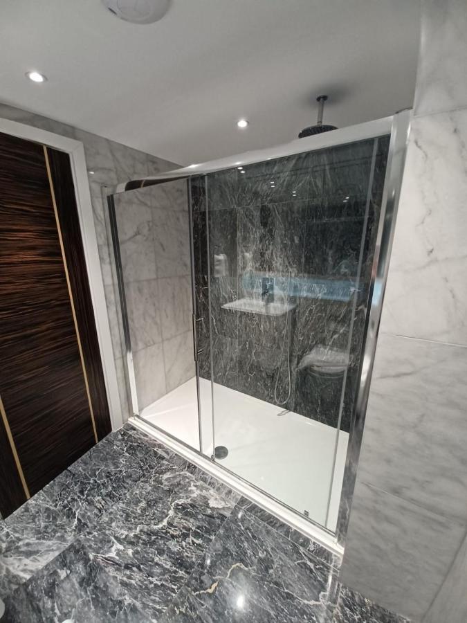 Buckingham Palace Residences By Aeria Apartments London Bagian luar foto