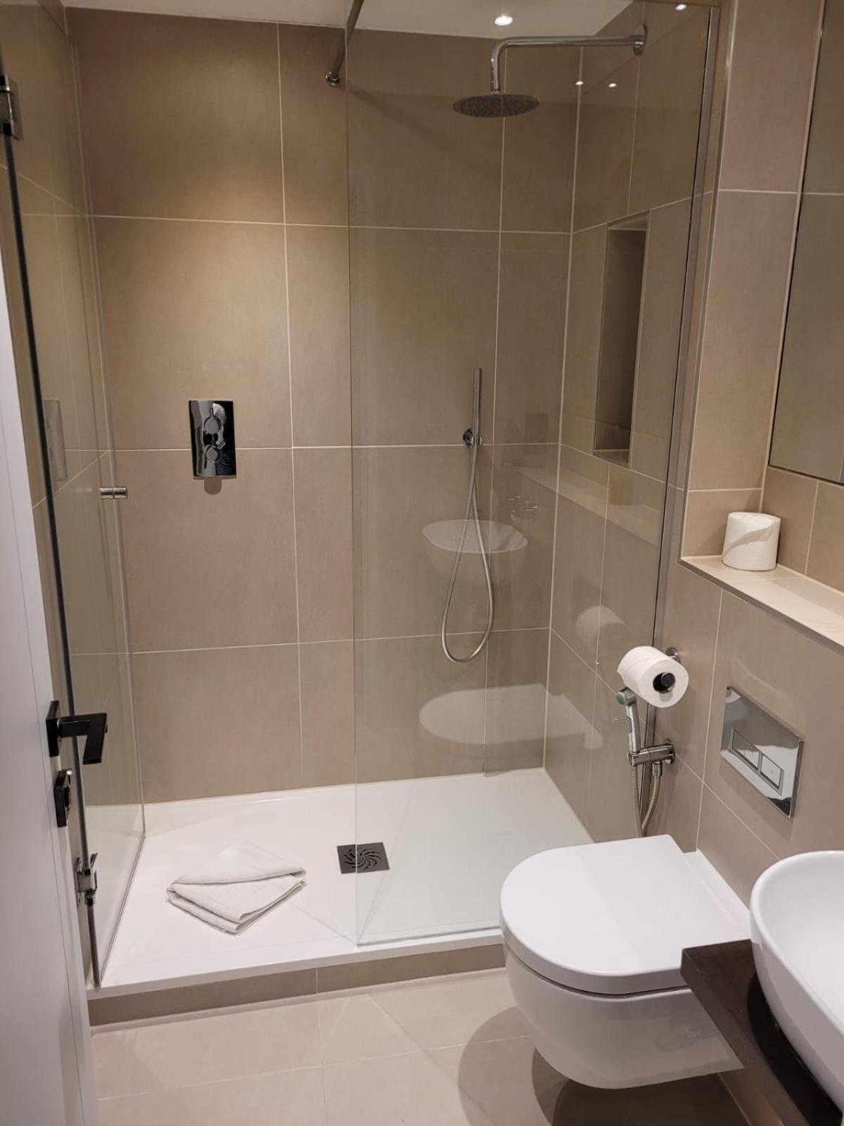 Buckingham Palace Residences By Aeria Apartments London Bagian luar foto