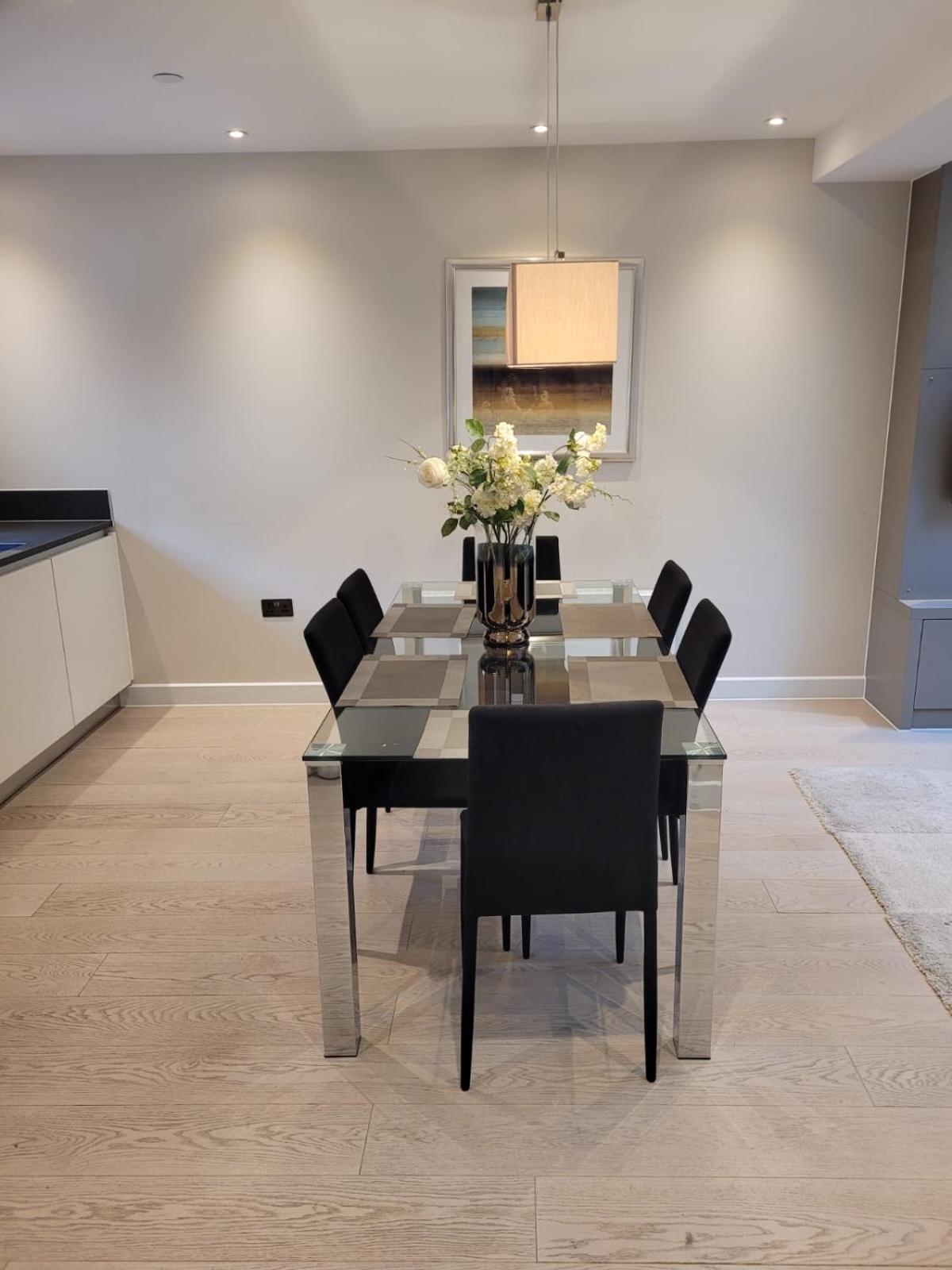 Buckingham Palace Residences By Aeria Apartments London Bagian luar foto