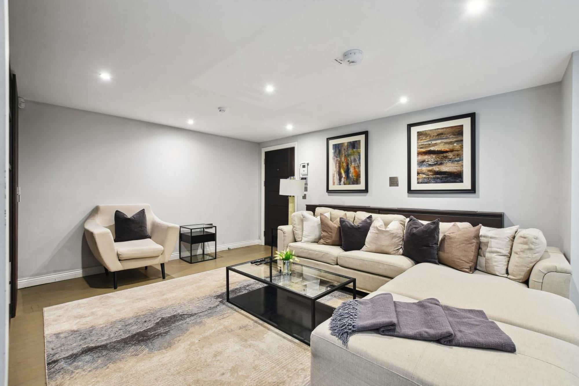 Buckingham Palace Residences By Aeria Apartments London Bagian luar foto