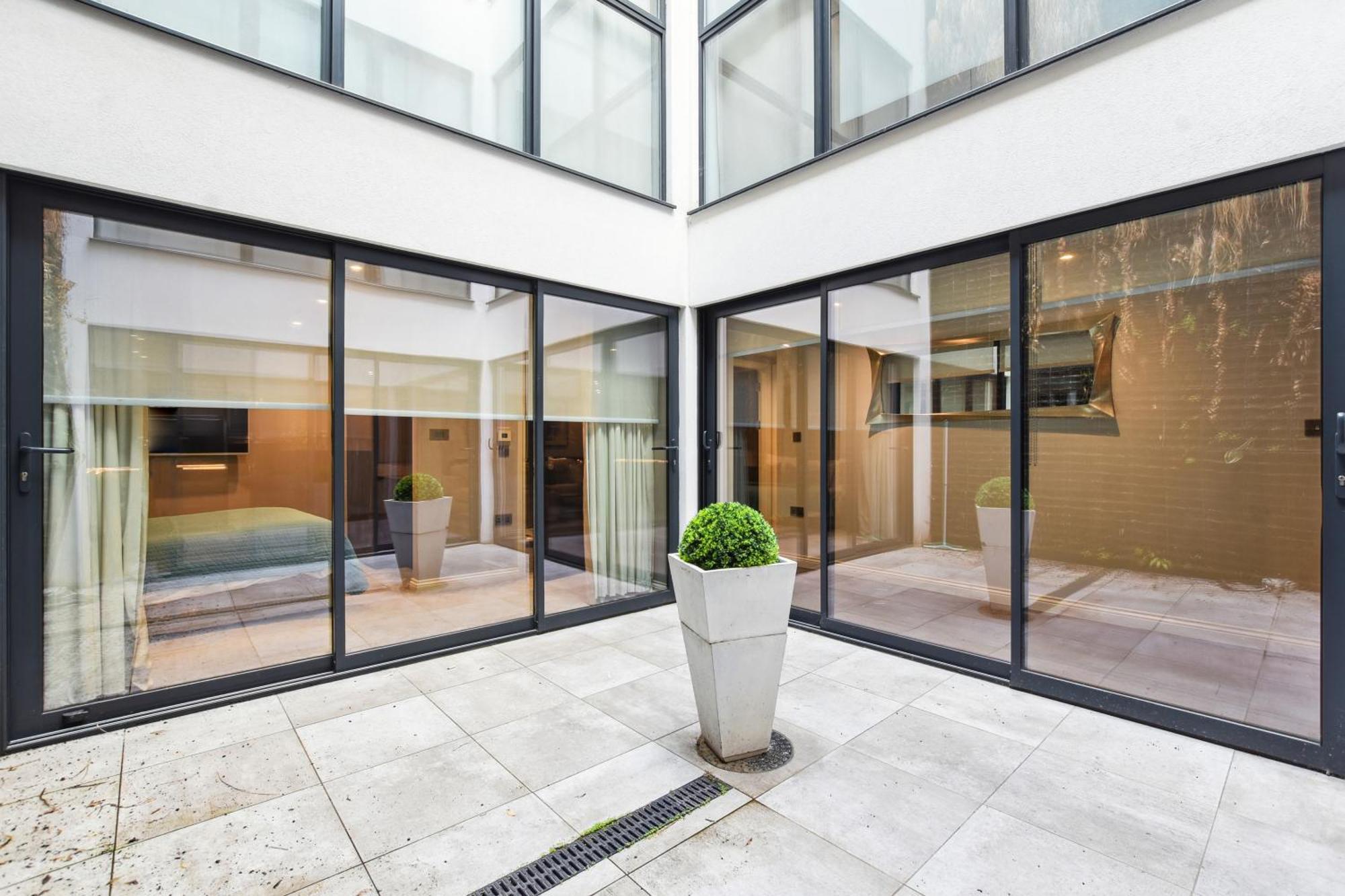 Buckingham Palace Residences By Aeria Apartments London Bagian luar foto